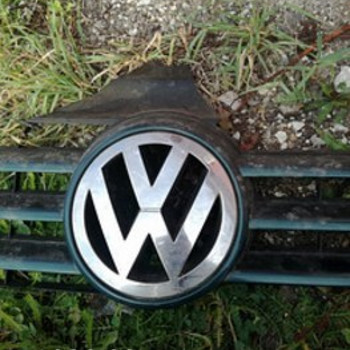 Знак на решетке Volkswagen T5