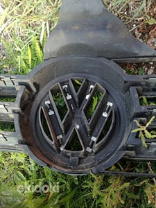 Знак на решетке Volkswagen T5 (2 фото из 3)