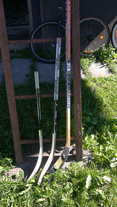 Jäähoki ja saalibandy kepid (2 foto / 2)