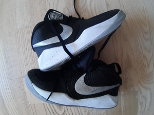 Nike кроссовки, очень мало использ ( раз 5-7)змер 36 (23 см) (2 фото из 3)
