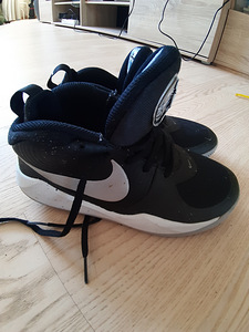 Nike кроссовки, очень мало использ ( раз 5-7)змер 36 (23 см) (3 фото из 3)