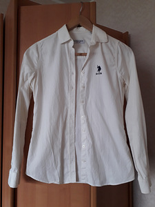 Vest, suurus S,2 valged pluusid (1 foto / 4)