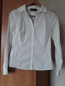 Vest, suurus S,2 valged pluusid (2 foto / 4)