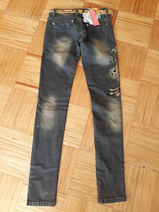 Джинсы р. 26 (2 фото из 2)