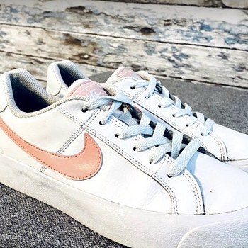 Nike heleroosad tennised