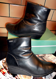 Clarks täistalaga mustad täisnahast poolsaapad, s.39 1/2-UK6 (1 foto / 9)