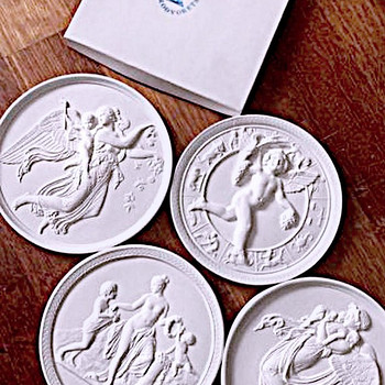 Ilusad kipsist Petergofist seinakaunistused-medaljonid, uued