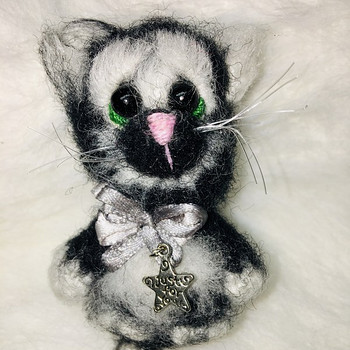 Брошь ,чёрно-белая кошка