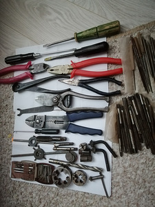 Pistikupead,puur,keermed,luup,mutrivõti,lukk Vasar (3 foto / 10)