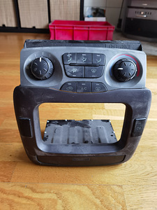 Hyundai Trajet keskkonsool (1 foto / 2)