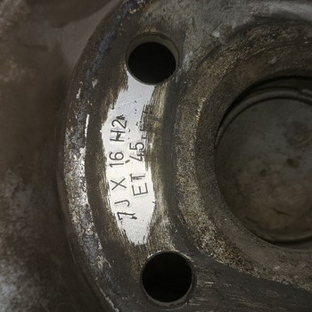 Audi 16" veljed naastrehvidega