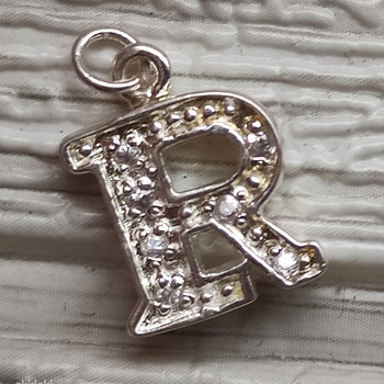 R-tähe kujuline ripats 1x1,5cm + 2 ketti, 43cm