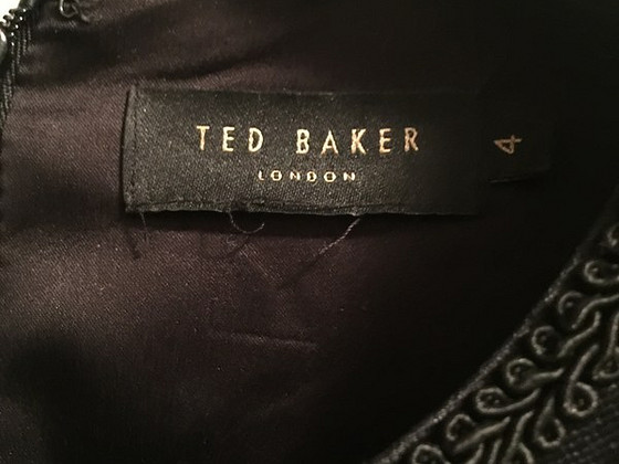 Торжественное черное платье Ted Baker.