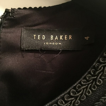 Pidulik must kleit Ted Baker.