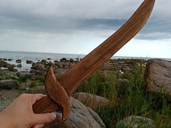 Puidust mõõk, käsitsi valmistatud