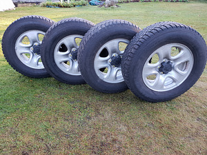 Резина на дисках nordman suv 225/70 R 16 9мм зим (1 фото из 4)