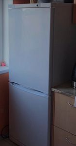 Холодильник Indesit (1 фото из 3)