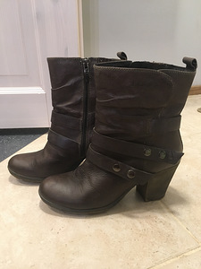 Женские осенние сапоги Tamaris из кожи (2 фото из 2)