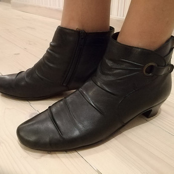 Mustad täisnahast poolsaapad saksa tootjalt, suurus 42