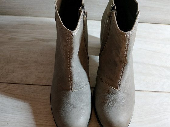 Кожаные стильные женские ботинки от Bata 36.5- 37