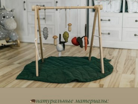 Puidust mängukaar rippuvate leludega+ lamamismatt