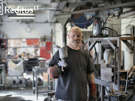Krāsotājs un Smilšu strūklas iekārtu operators Holandē