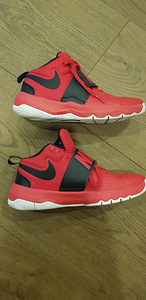 Кроссовки nike hustle, очень мало поношенные, размер 38.5 (2 фото из 3)