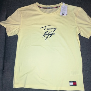 Женская футболка tommy Hilfiger (1 фото из 3)