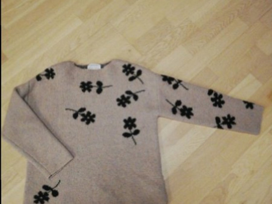 Продам zara теплый свитер 140
