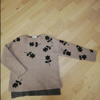 Продам zara теплый свитер 140
