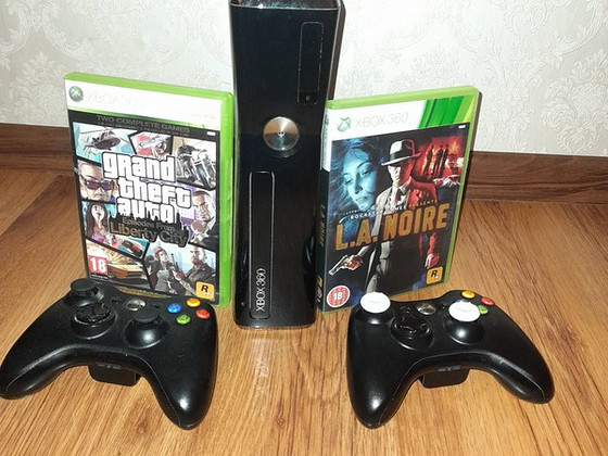 Xbox 360 + 2 джостика и две игры Gta4,L.a.noire