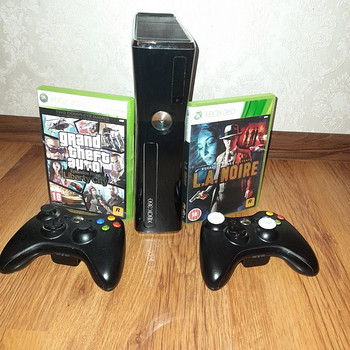 Xbox 360 + 2 juhtkangi ja kaks mängu Gta4, L.a.noire