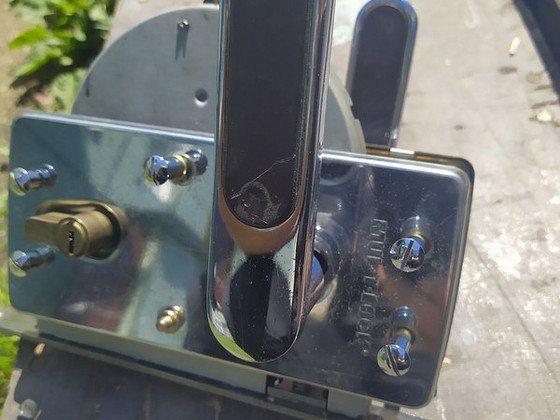 Kahe võtmega ukselukk MUL.T.LOCK