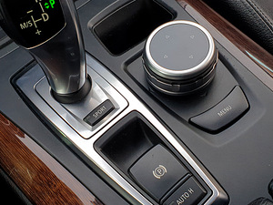 Jaunā BMW iDrive multimediju kontrolleru paplāksne (10 foto no 10)