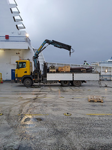 Laadurkraanaga pardal oleval platvormil pukseerimine (1 foto / 3)