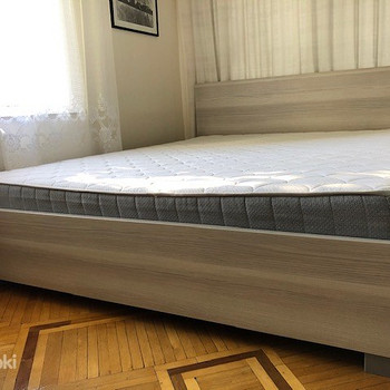 Серая кровать с матрасом