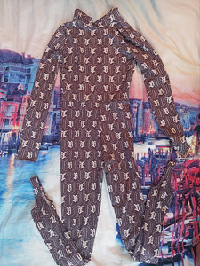 Костюм (2 фото из 3)