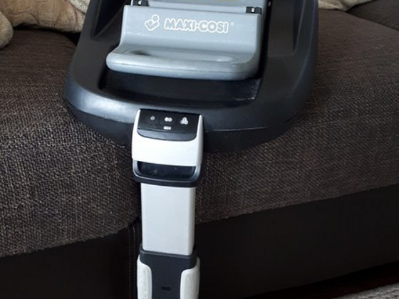 Автокресло maxi-Cosi с базой для люльки EasyFix.