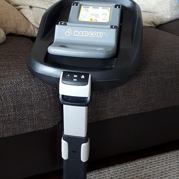 Автокресло maxi-Cosi с базой для люльки EasyFix.