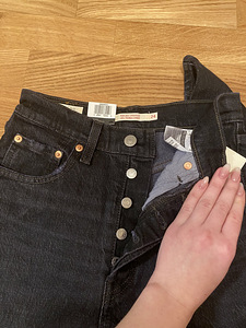 Джинсы Levis оригинал (2 фото из 3)