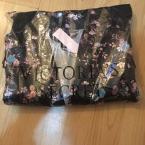 НОВИНКА! Халат Victoria’s Secret Flounce Robe (2 фото из 3)