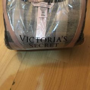 НОВИНКА! Короткий пижамный комплект Victoria’s Secret (2 фото из 3)