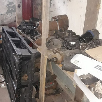 Автобусная фирма распродаёт склад запчастей