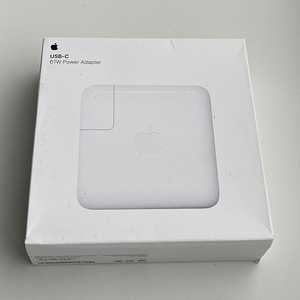 Apple 61W USB-C Power Adapter (1 фото из 2)