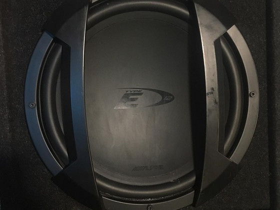 Сабвуфер Alpine 650W RMS200W