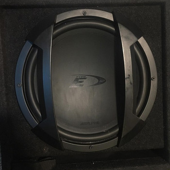 Сабвуфер Alpine 650W RMS200W