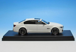 BMW 750 F01 1:43 (2 foto / 3)