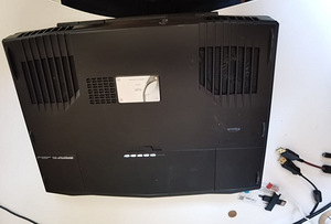 Alienware M17x (8 foto / 9)