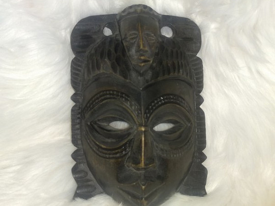 Aafrikast pärit mask täispuidust