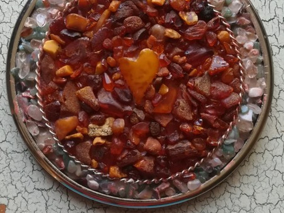 Подвесное украшение с полудрагоценными камнями и кусочками янтаря